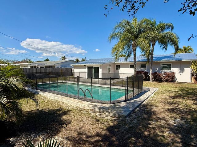 16 Ridgewood Circle, Tequesta, FL 33469