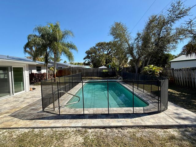 16 Ridgewood Circle, Tequesta, FL 33469