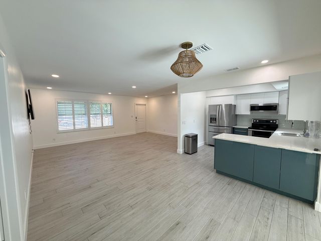 16 Ridgewood Circle, Tequesta, FL 33469