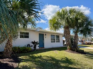 16 Ridgewood Circle, Tequesta, FL 33469