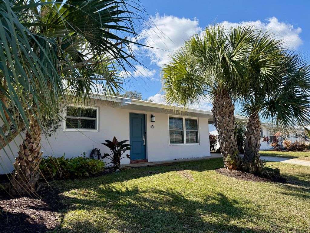 16 Ridgewood Circle, Tequesta, FL 33469