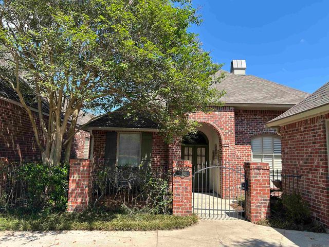 10831 N Shoreline Dr, Baton Rouge, LA 70809