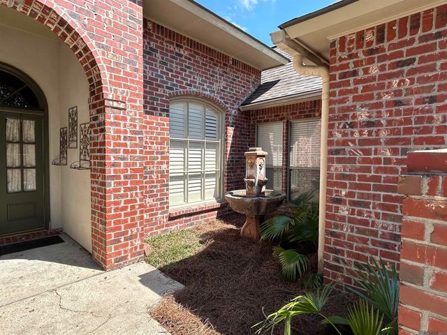 10831 N Shoreline Dr, Baton Rouge, LA 70809