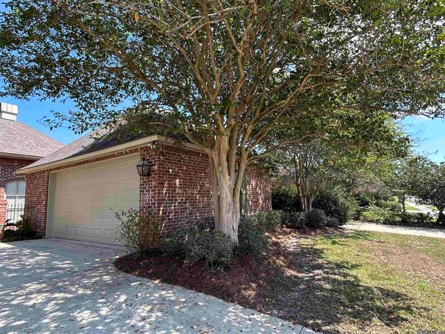 10831 N Shoreline Dr, Baton Rouge, LA 70809