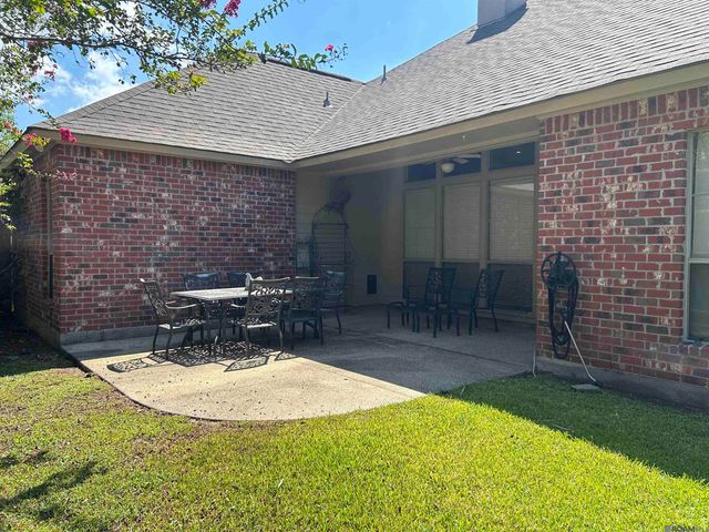 10831 N Shoreline Dr, Baton Rouge, LA 70809