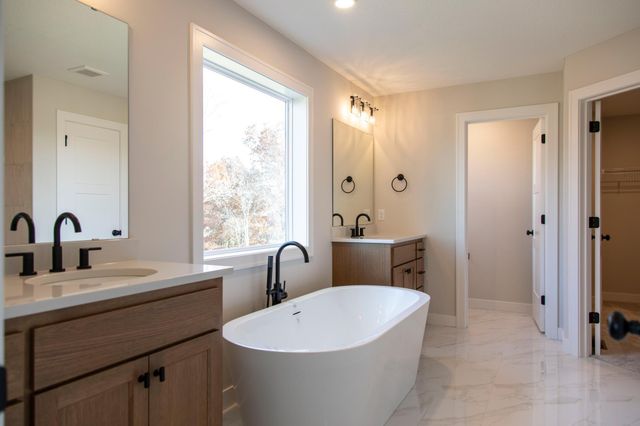 3710 Knightsbridge Lane N, Lake Elmo, MN 55042