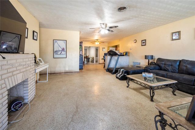 600 SW 11th Ave, Hallandale Beach, FL 33009