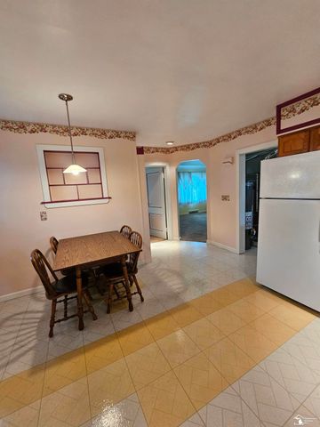 25425 Fairgrove Street, Woodhaven, MI 48183