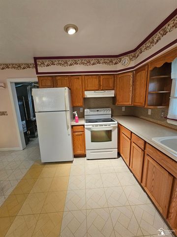 25425 Fairgrove Street, Woodhaven, MI 48183