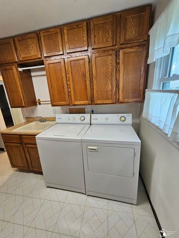 25425 Fairgrove Street, Woodhaven, MI 48183