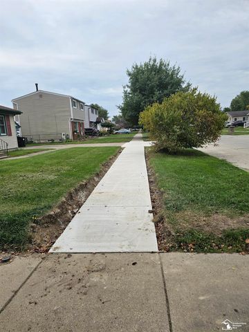 25425 Fairgrove Street, Woodhaven, MI 48183