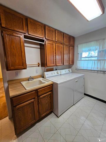 25425 Fairgrove Street, Woodhaven, MI 48183