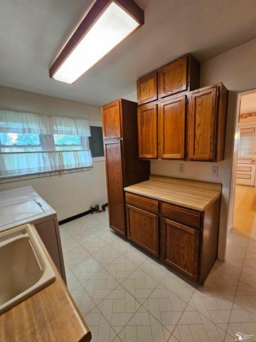 25425 Fairgrove Street, Woodhaven, MI 48183