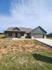 5481 NE Elk Point Rd, Elgin, OK 73538