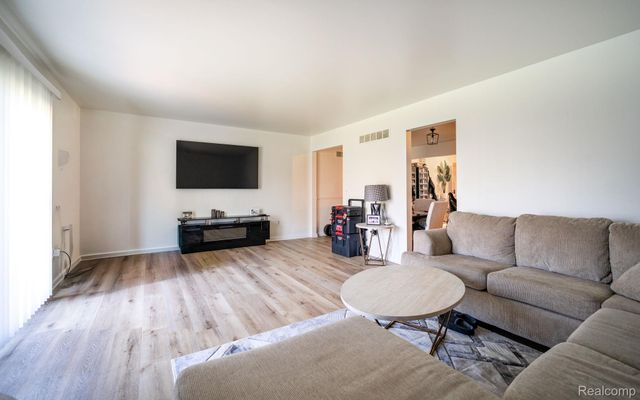 16931 General Avenue, Fraser, MI 48026