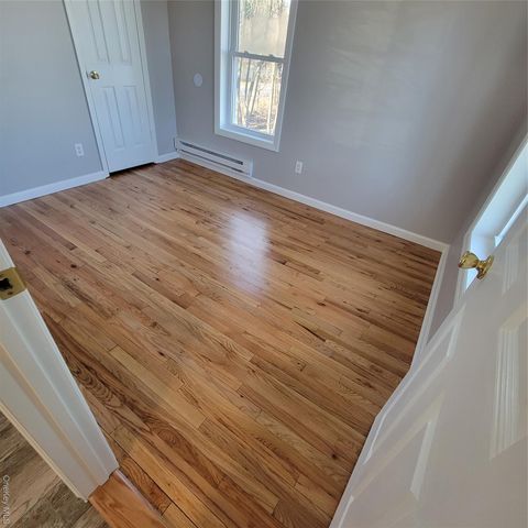 19 Railroad Street 2nd Floor, Greenlawn, NY 11740