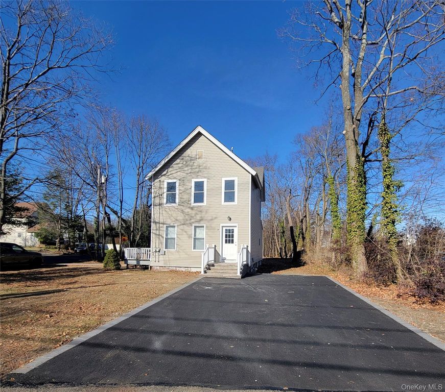 19 Railroad Street 2nd Floor, Greenlawn, NY 11740