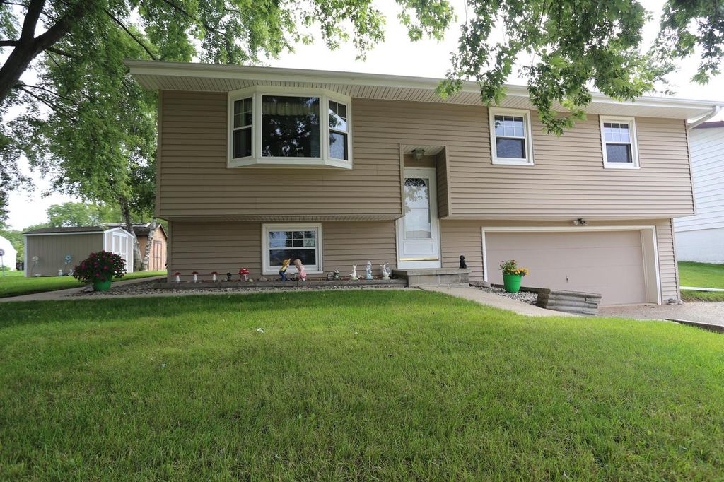 907 S University AVENUE, Beaver Dam, WI 53916
