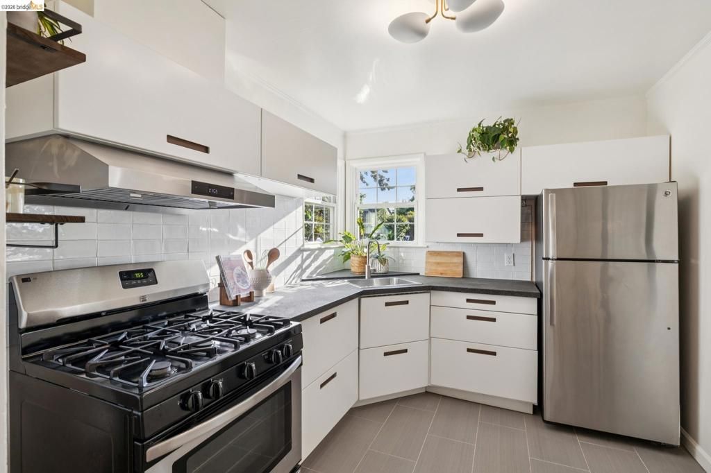 Image 13 of property listing at 738 Ventura St, Richmond, CA 94805