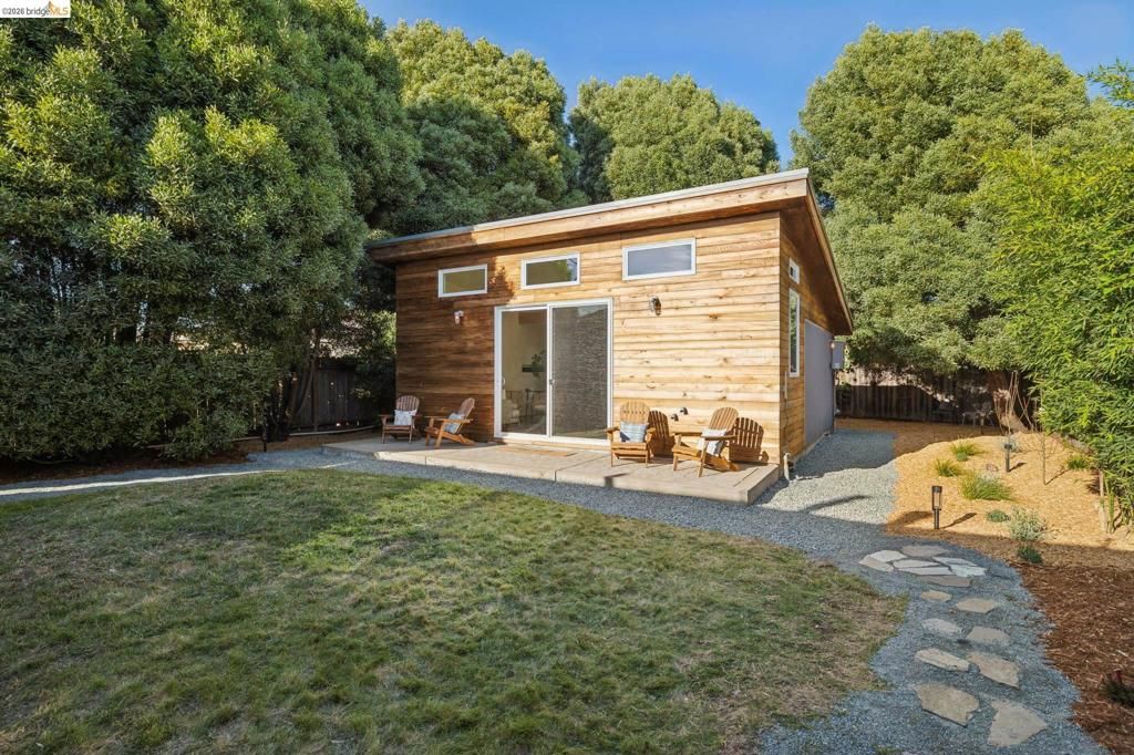 Image 2 of property listing at 738 Ventura St, Richmond, CA 94805