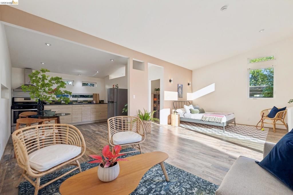 Image 37 of property listing at 738 Ventura St, Richmond, CA 94805