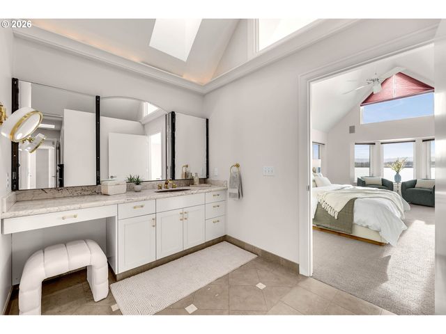 1463 Se COLUMBIA Way, Vancouver, WA 98661