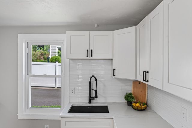 72 Chestnut St 72, Clinton, MA 01510