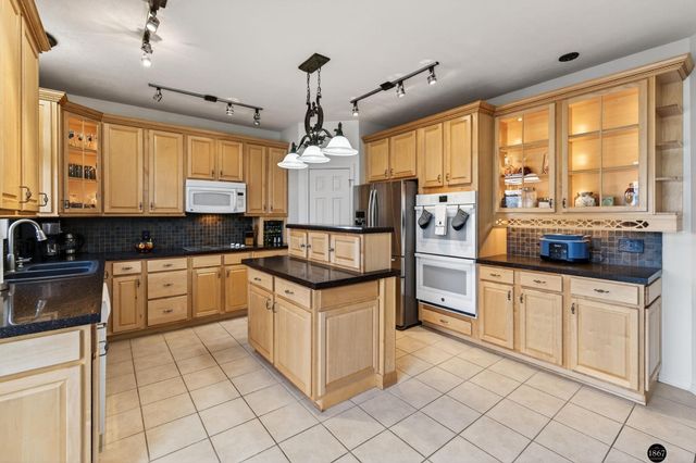 1802 Fox Run Drive, Papillion, NE 68046