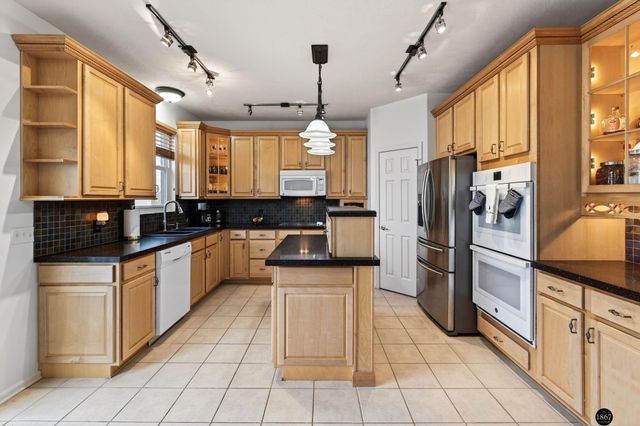 1802 Fox Run Drive, Papillion, NE 68046