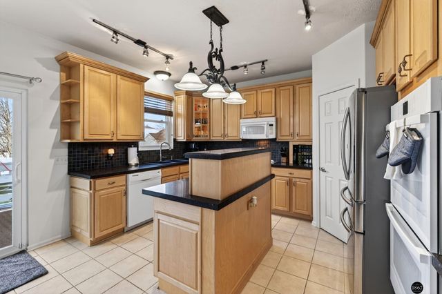 1802 Fox Run Drive, Papillion, NE 68046