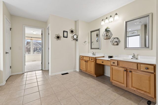 1802 Fox Run Drive, Papillion, NE 68046