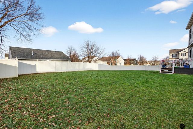 1802 Fox Run Drive, Papillion, NE 68046