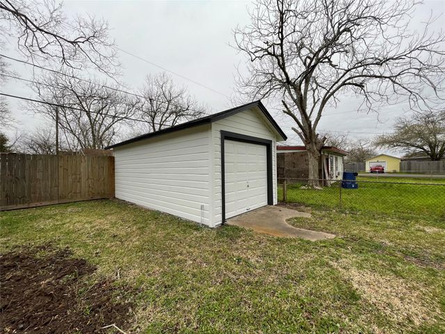 1941 N Avenue H, Freeport, TX 77541