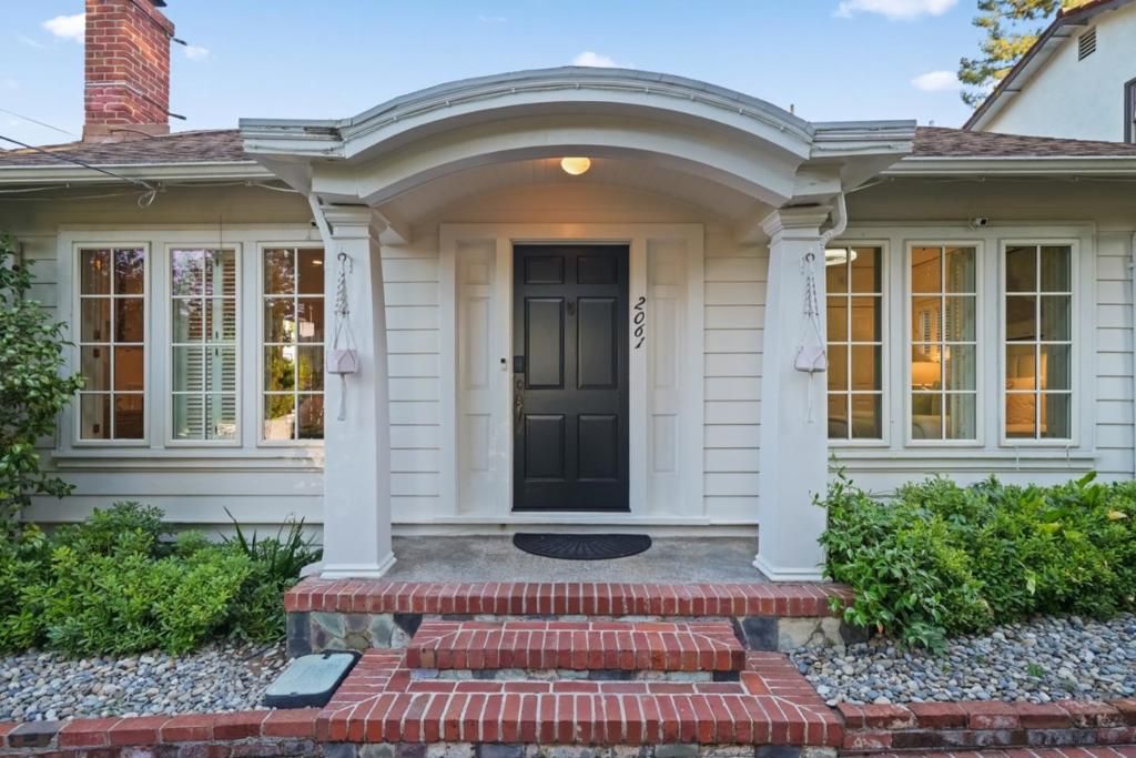 2061 Valparaiso Avenue, Menlo Park, CA 94025