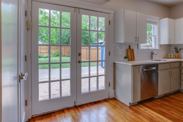 335 S Edgefield Avenue, Dallas, TX 75208