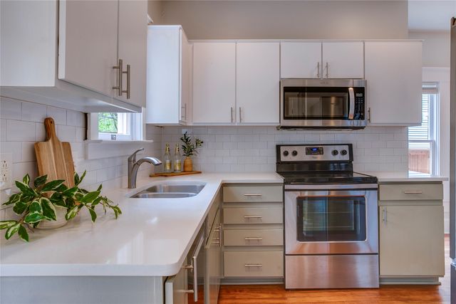 335 S Edgefield Avenue, Dallas, TX 75208