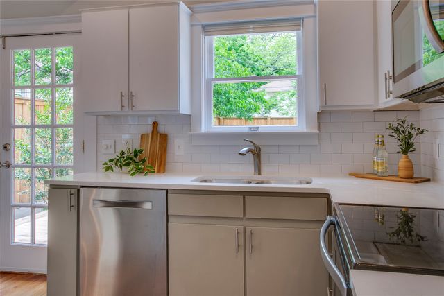 335 S Edgefield Avenue, Dallas, TX 75208