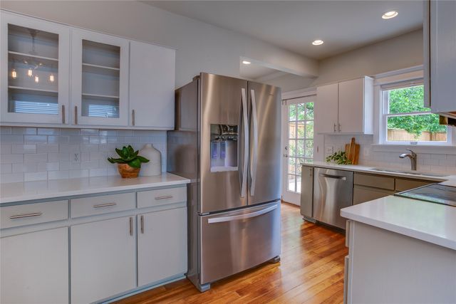 335 S Edgefield Avenue, Dallas, TX 75208