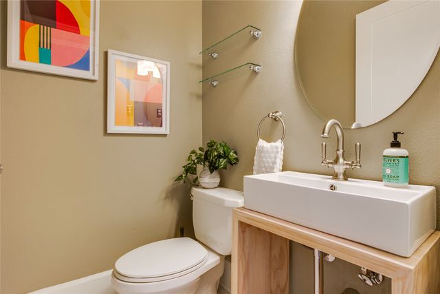 335 S Edgefield Avenue, Dallas, TX 75208