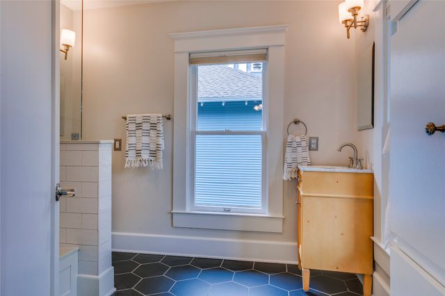 335 S Edgefield Avenue, Dallas, TX 75208