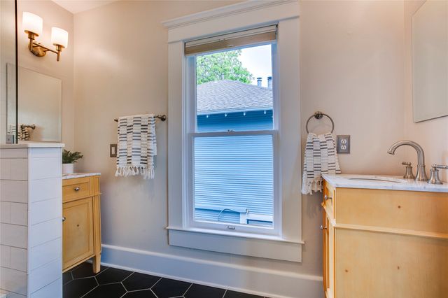 335 S Edgefield Avenue, Dallas, TX 75208