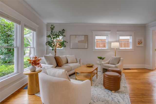 335 S Edgefield Avenue, Dallas, TX 75208