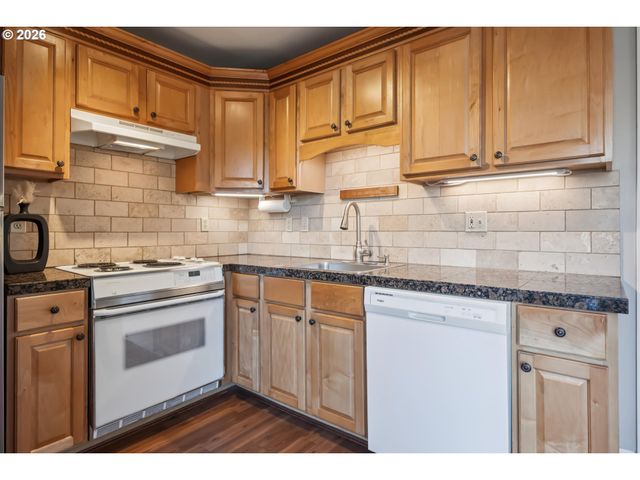 6118 Ne Alton St, Portland, OR 97213