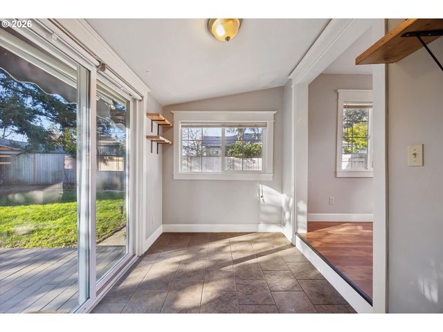 6118 Ne Alton St, Portland, OR 97213