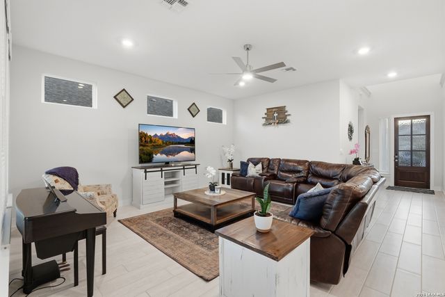 3709 Pin Oak Hills, Seguin, TX 78155