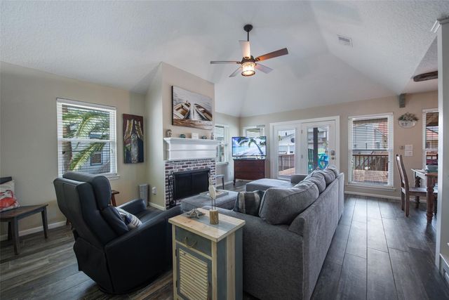 207 Easterly Drive, Tiki Island, TX 77554