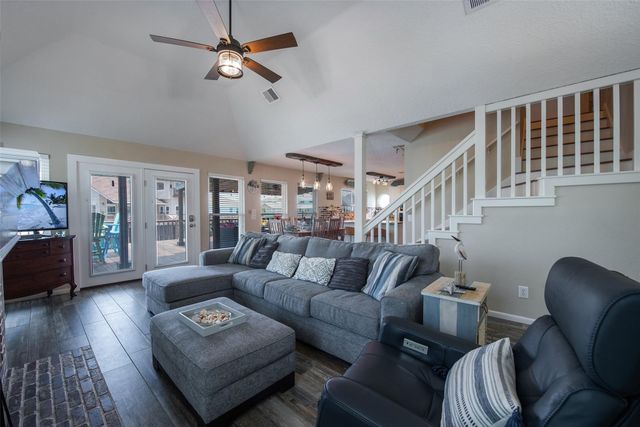 207 Easterly Drive, Tiki Island, TX 77554