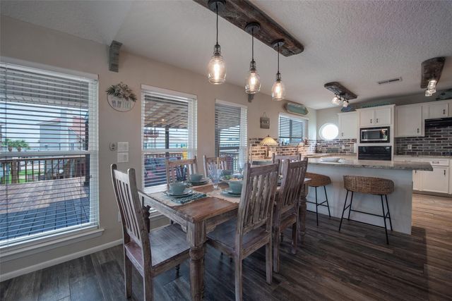 207 Easterly Drive, Tiki Island, TX 77554