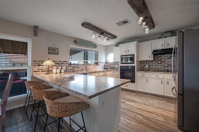 207 Easterly Drive, Tiki Island, TX 77554
