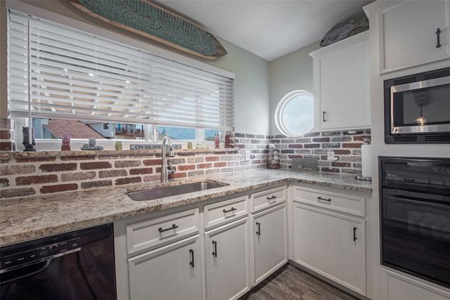 207 Easterly Drive, Tiki Island, TX 77554